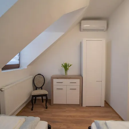 Reneszansz Vendeghaz Hotel de apartamente Debreţin