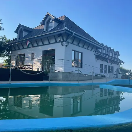 Reneszansz Vendeghaz Hotel de apartamente 3*